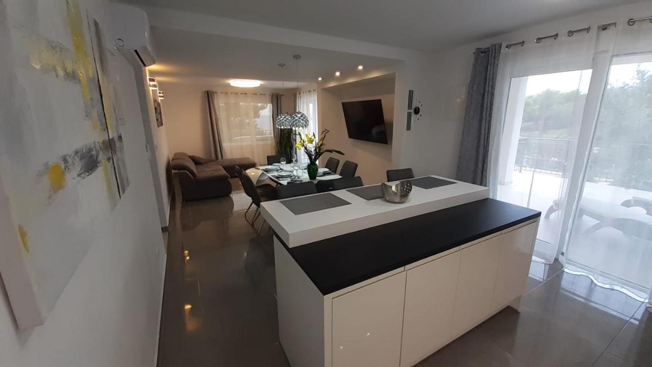 Holiday Hvar Lux Basina 外观 照片