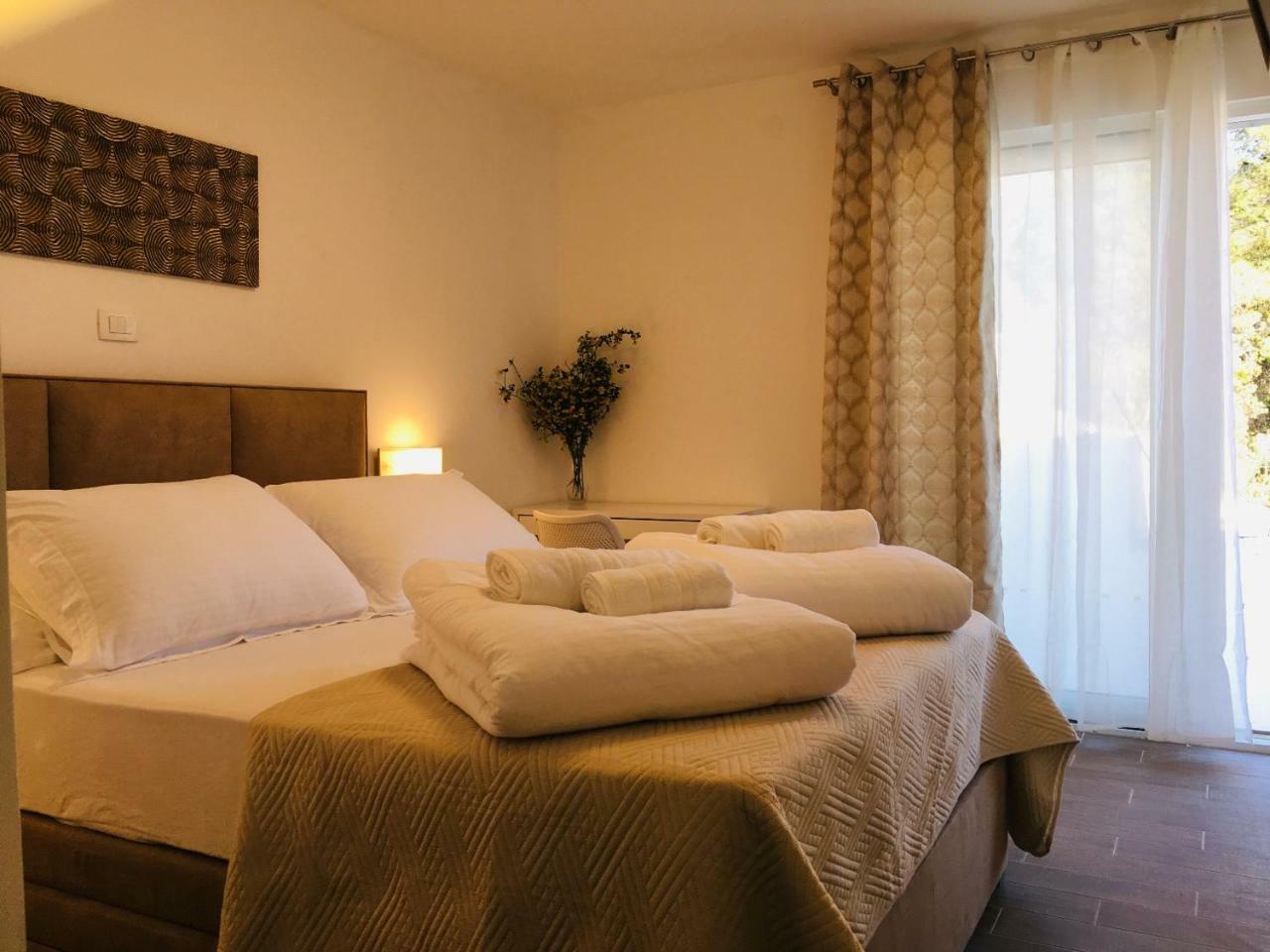 Holiday Hvar Lux Basina 外观 照片